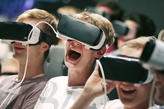 Besucher der Gamescom tauchen mittels VR-Brillen in ein Computerspiel ein.