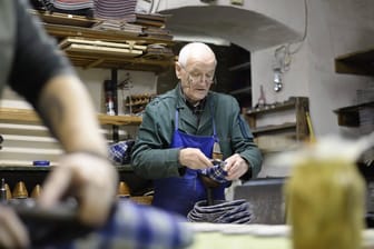 Älterer Mann repariert Schuhe: Jeder Zwölfte verdient sich heute im Ruhestand etwas hinzu.