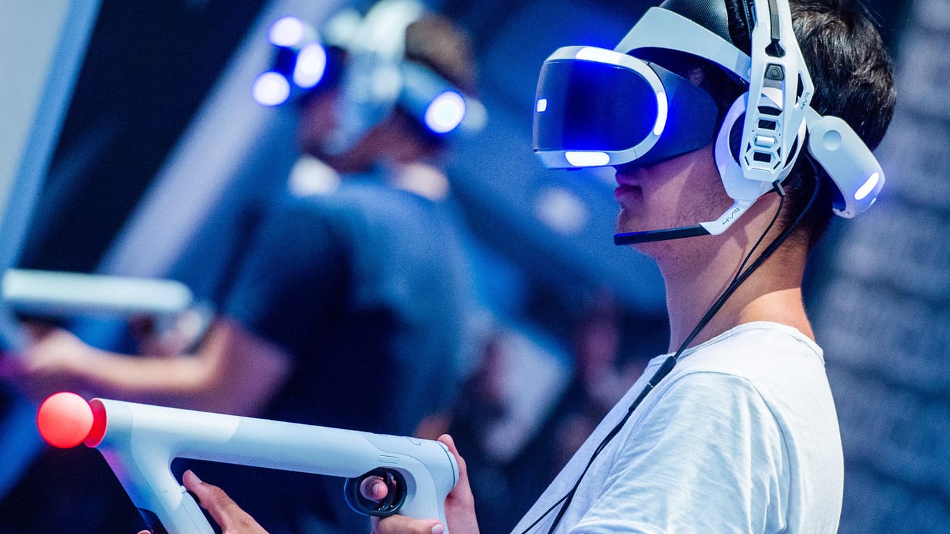 Ein Besucher der Gamescom 2018 probiert an einem Stand ein Videospiel mit einer VR-Brille aus: Die Messe geht vom 20.8. bis 24.8.. Nach dem Auftakt für Fachleute und Presse kann auch das breite Publikum in die Hallen strömen.