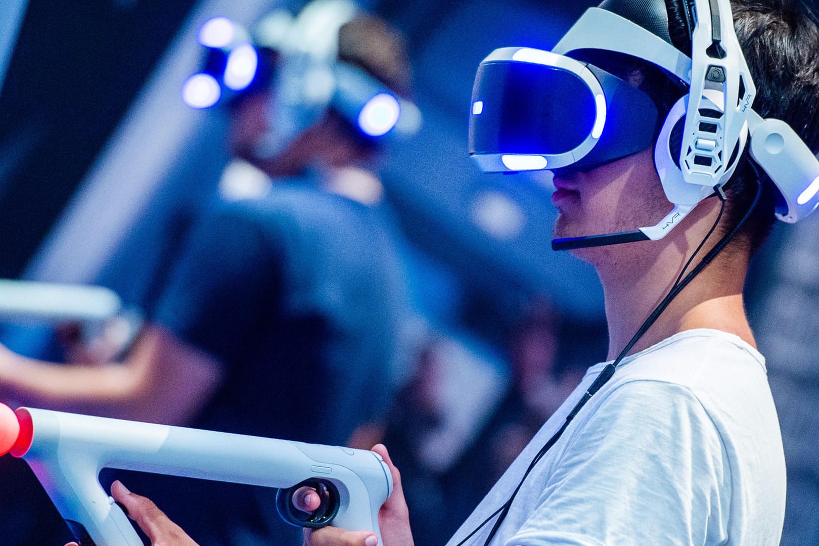 Ein Besucher der Gamescom 2018 probiert an einem Stand ein Videospiel mit einer VR-Brille aus: Die Messe geht vom 20.8. bis 24.8.. Nach dem Auftakt für Fachleute und Presse kann auch das breite Publikum in die Hallen strömen.