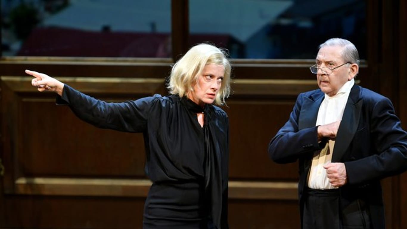 Caroline Peters (Corinna Schaad, l) und André Jung (Pilgrim) in Salzburg auf der Bühne.