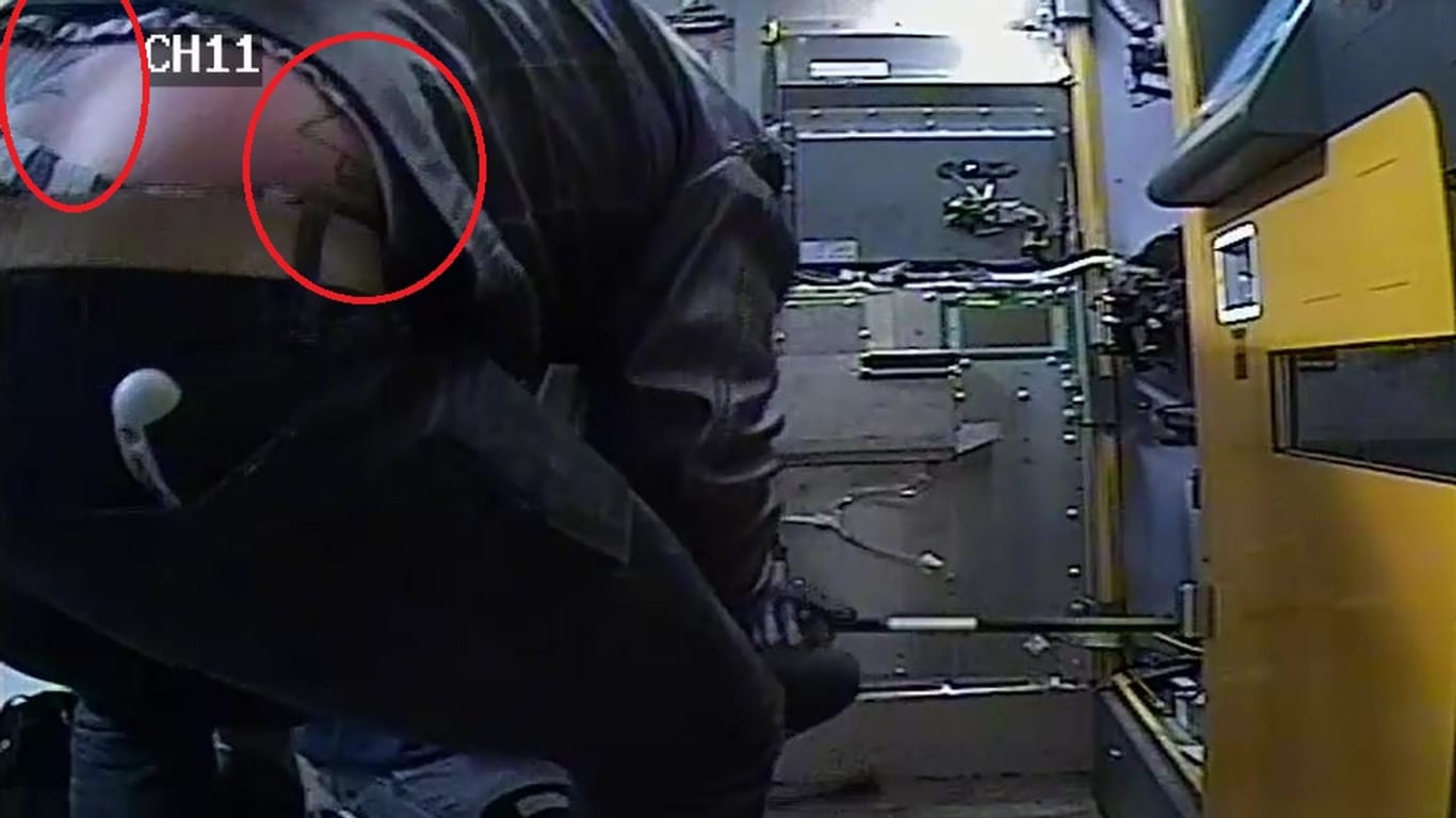 Der Täter auf den Aufnahmen der Überwachungskamera: Er hat zwei auffällige Tattoos am Rücken.