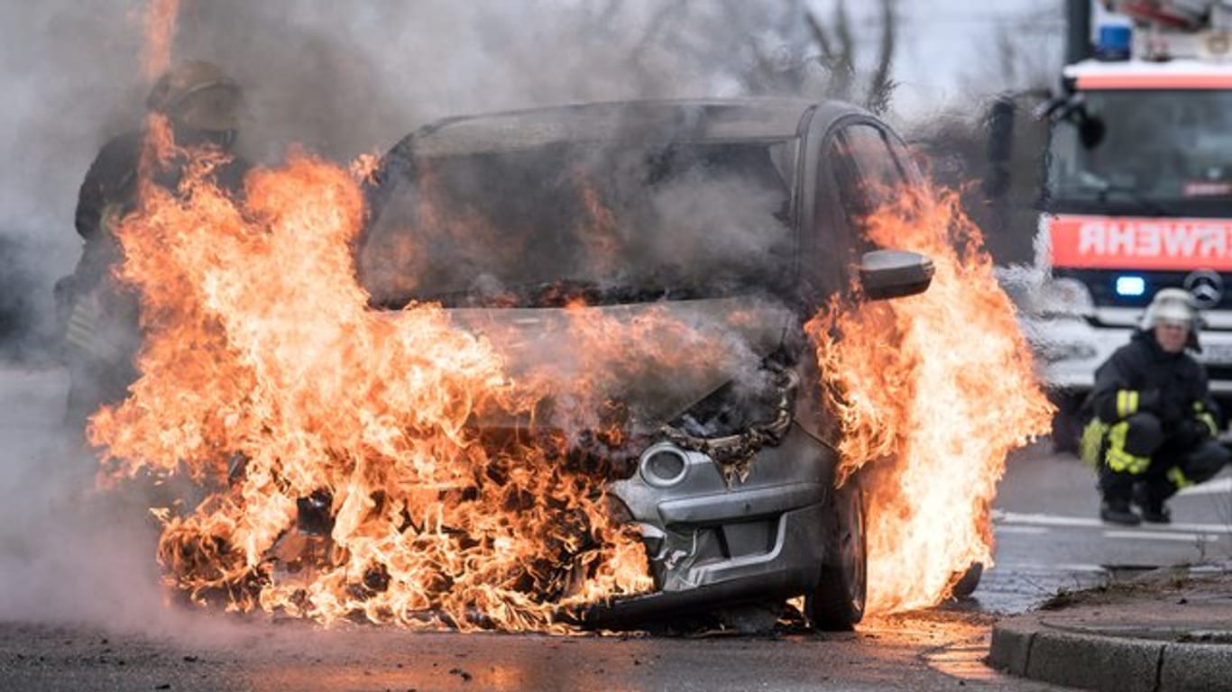 Beschädigt ein brennendes Auto auf einem Parkplatz ein Nachbarfahrzeug, muss die Kfz-Haftpflichtversicherung des Brandautos für den Schaden aufkommen.