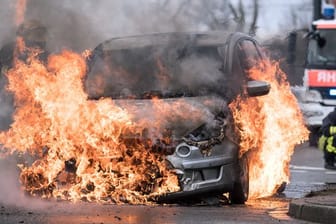 Beschädigt ein brennendes Auto auf einem Parkplatz ein Nachbarfahrzeug, muss die Kfz-Haftpflichtversicherung des Brandautos für den Schaden aufkommen.