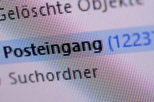 Gleich wieder im E-Mail-Stress? Nach dem Urlaub sollte man sich genügend Zeit nehmen, um wieder im Arbeitsleben anzukommen.