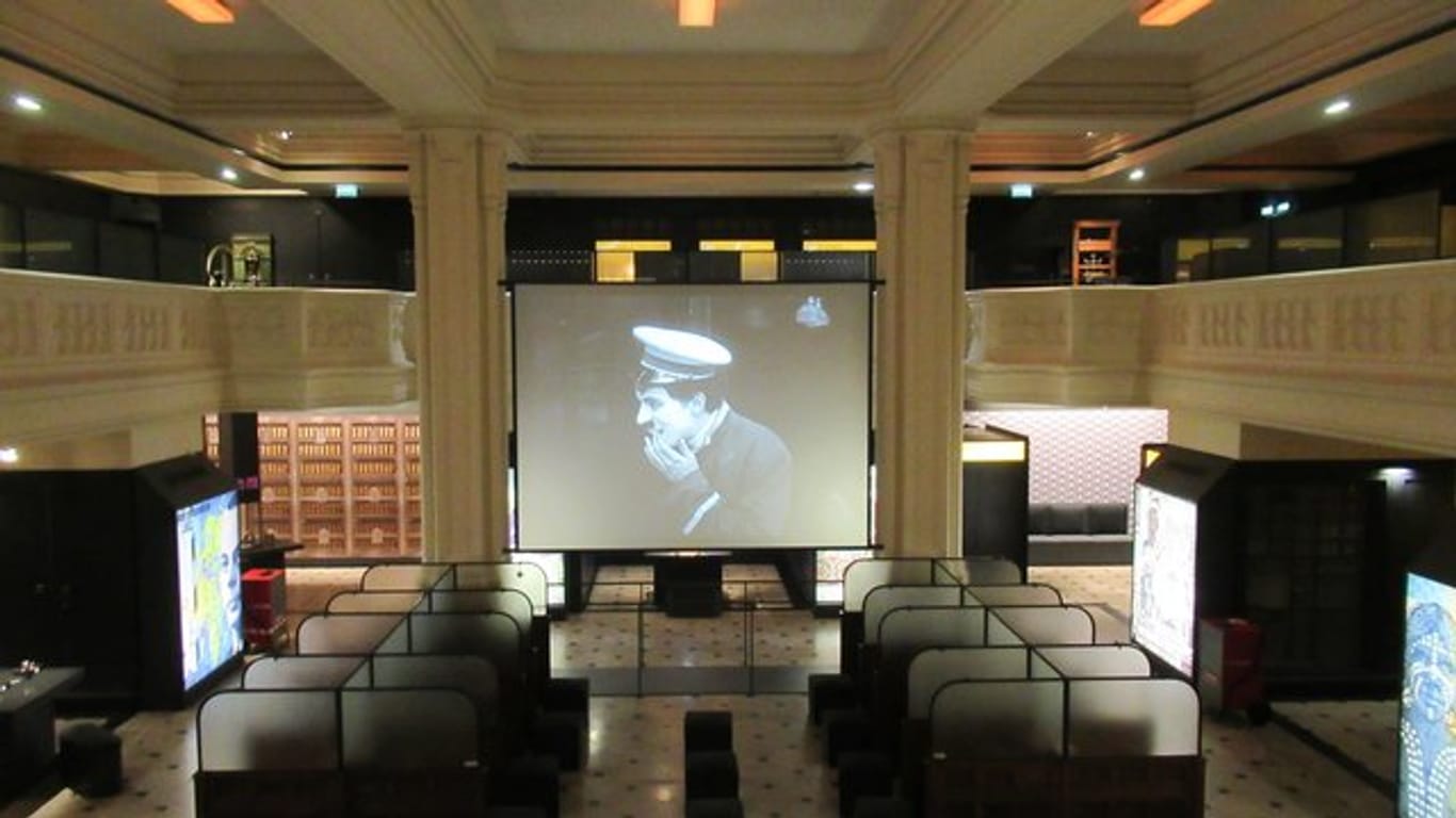 Im Tresorsaal des Pariser Wirtschaftsmuseums werden Ausschnitte aus dem Kurzfilm "Die Bank" von und mit Charlie Chaplin gezeigt.