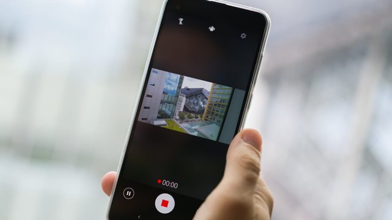 Das Bild zeigt das Motorola One Action: Das neue Smartphone hat einen Actioncam-Modus, der auch bei normaler Telefonhaltung Querformat filmt.