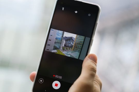 Das Bild zeigt das Motorola One Action: Das neue Smartphone hat einen Actioncam-Modus, der auch bei normaler Telefonhaltung Querformat filmt.