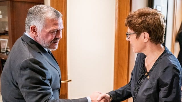 Annegret Kramp-Karrenbauer wird von König Abdullah II. Annegret Kramp-Karrenbauer wird von König Abdullah II.