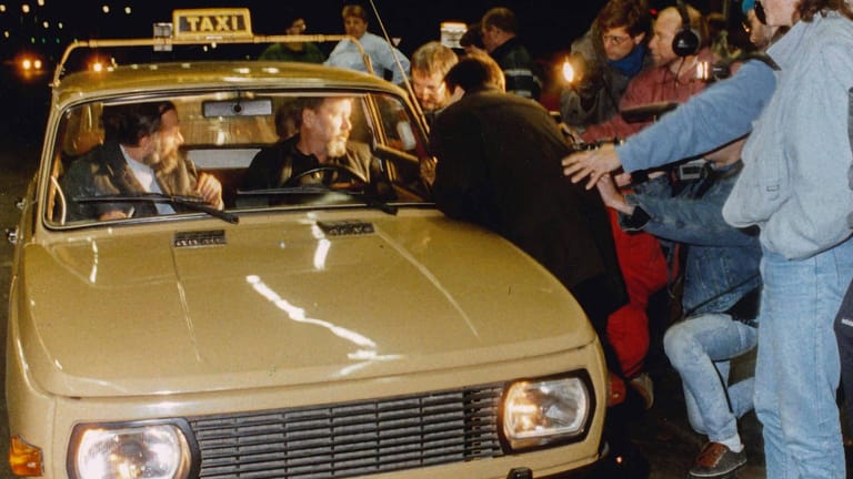 Ausreise in den Westen: Am 9. November 1989 verlassen Menschen am Grenzübergang Helmstedt-Marienborn die DDR.