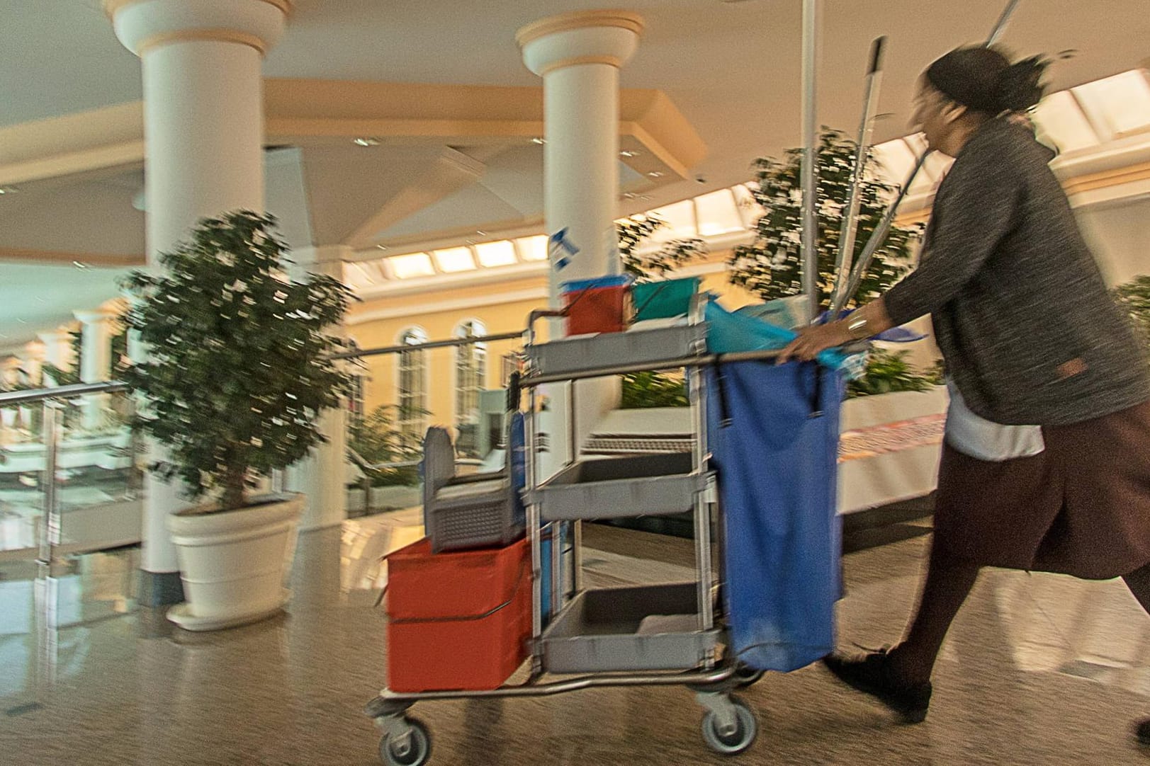 Eine Reinigungskraft in einem spanischen Hotel: Die Frauen wollen den Reinigungsbetrieb in den Hotels für 48 Stunden lahmlegen. (Symbolbild)