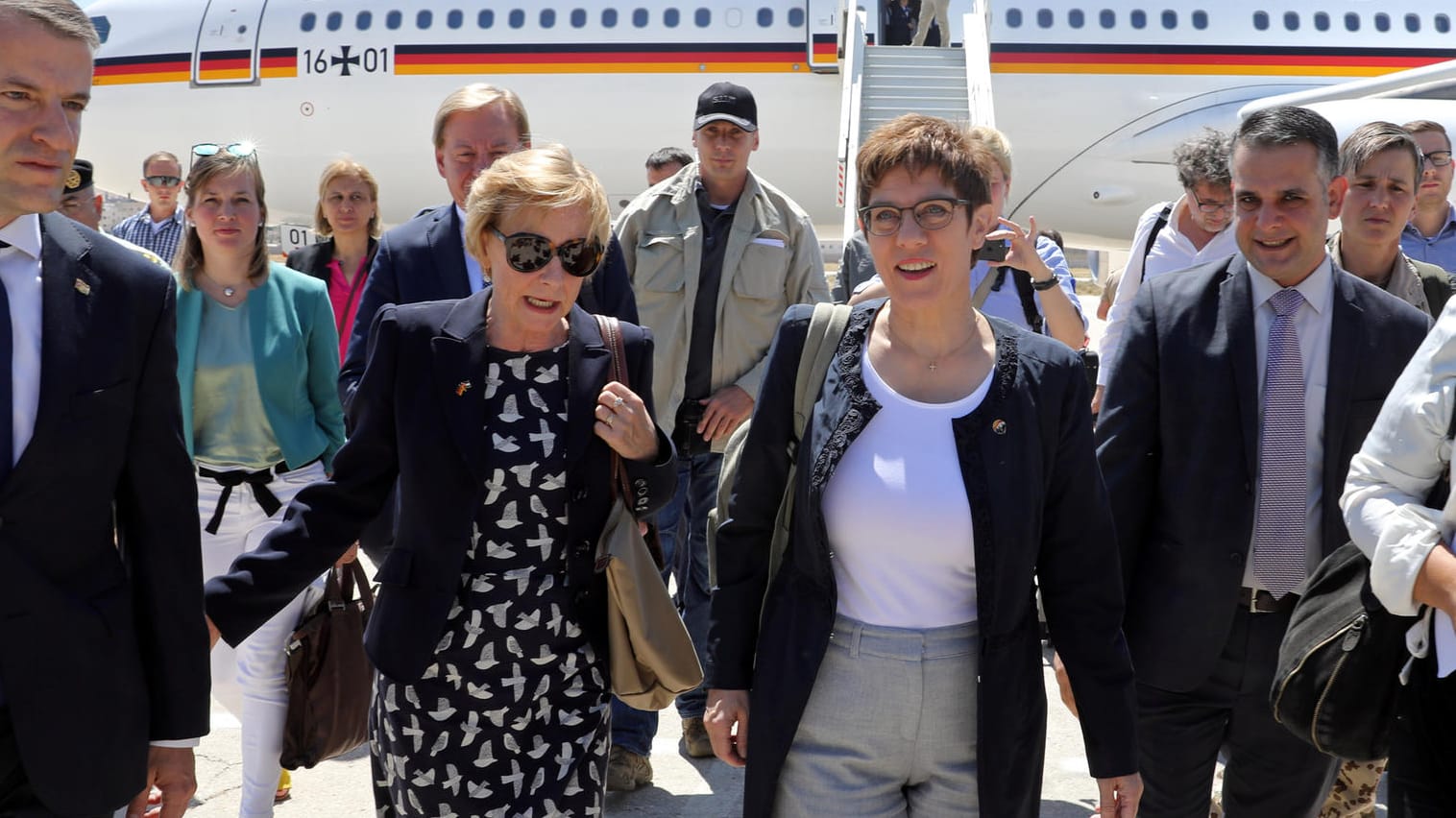 Annegret Kramp-Karrenbauer mit der deutschen Botschafterin in Jordanien, Birgitta Maria Siefker-Eberle: Die neue Bundesverteidigungsministerin ist auf ihrer ersten Auslandsreise.