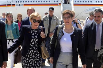 Annegret Kramp-Karrenbauer mit der deutschen Botschafterin in Jordanien, Birgitta Maria Siefker-Eberle: Die neue Bundesverteidigungsministerin ist auf ihrer ersten Auslandsreise.