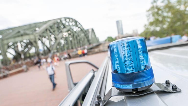 Blaulicht an der Hohenzollernbrücke in Köln: Am Neumarkt wurden zwei Männer brutal überfallen.