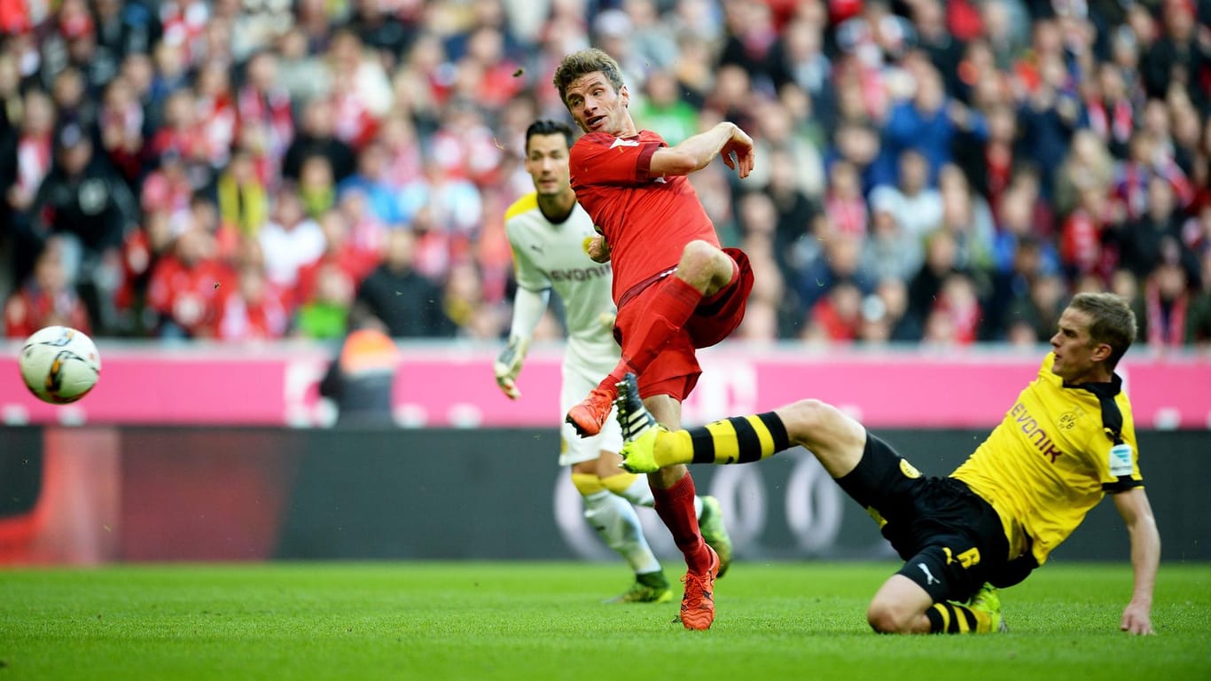 Thomas Müller vom FC Bayern München: Im Spiel gegen den BVB setzt er zum Schuss an.