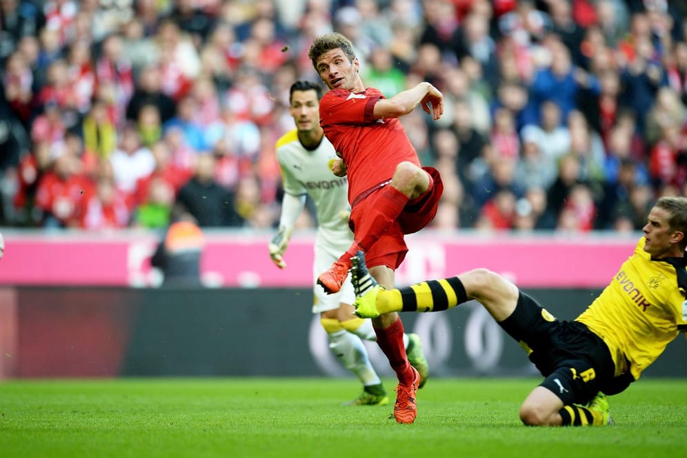 Thomas Müller vom FC Bayern München: Im Spiel gegen den BVB setzt er zum Schuss an.