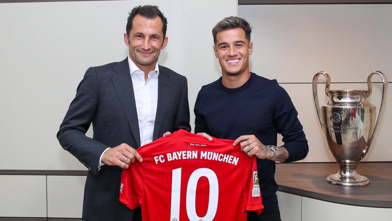 Bayern-Sportdirektor Hasan Salihamidzic (l.) nach der Unterschrift mit Philippe Coutinho: Der Brasilianer erhält die Rückennummer zehn.