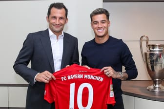 Bayern-Sportdirektor Hasan Salihamidzic (l.) nach der Unterschrift mit Philippe Coutinho: Der Brasilianer erhält die Rückennummer zehn.