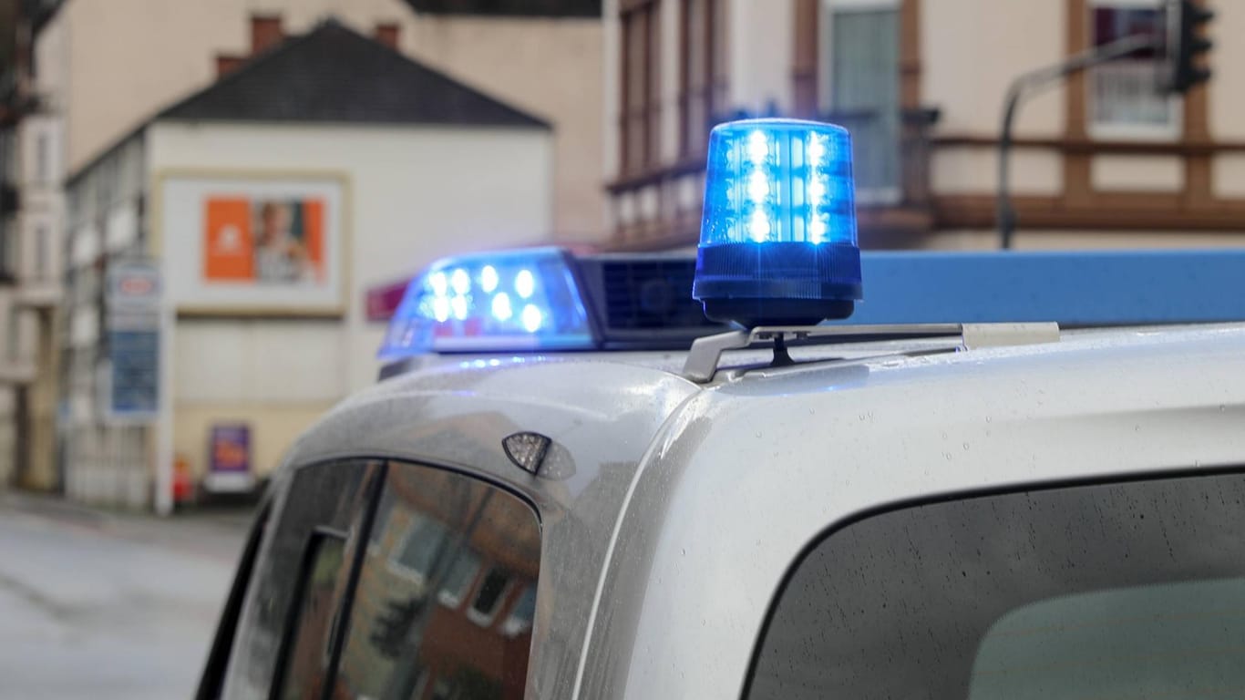 Leuchtendes Blaulicht auf einem Polizeifahrzeug: In Wuppertal wurde eine Zeitungsausträgerin überfallen.