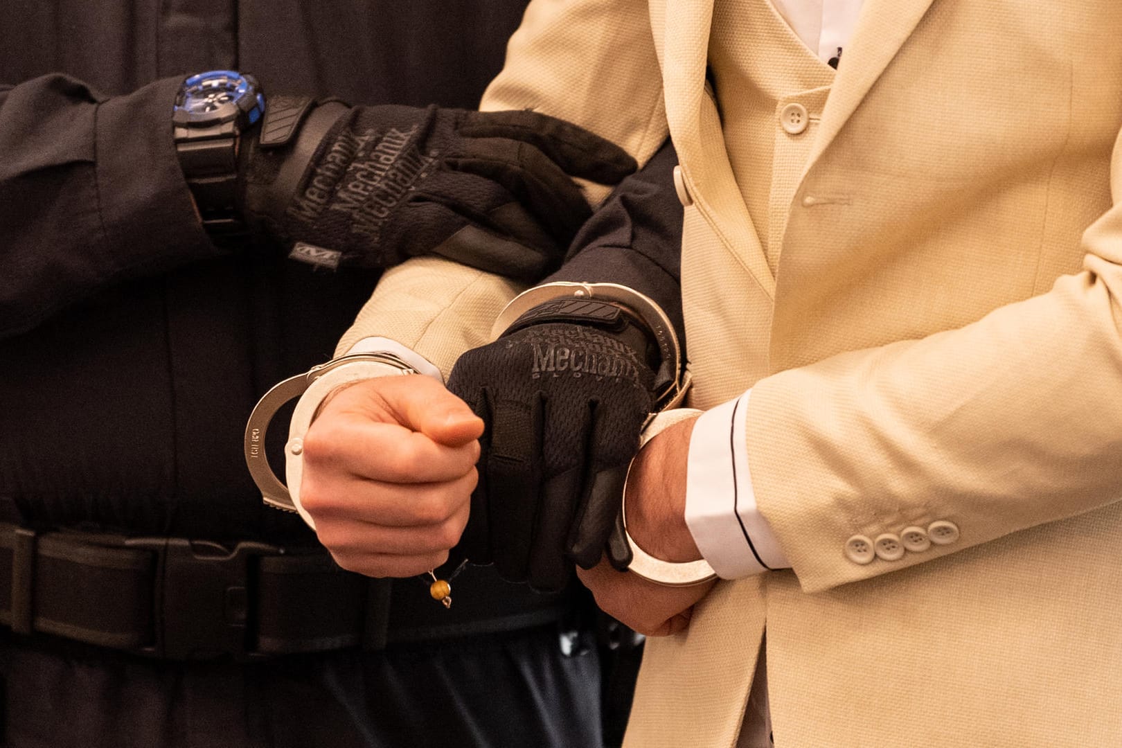 Der Angeklagte wird von Justizbeamten in den Verhandlungssaal geführt: Er soll einen 35-Jährigen erstochen haben. (Archivbild)