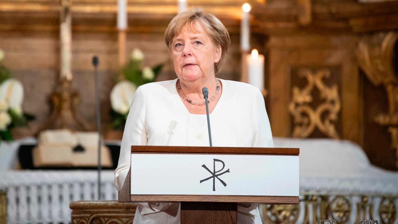 Angela Merkel hält eine Rede in der Evangelischen Kirche von Sopron: Die Bundeskanzlerin nahm an Feierlichkeiten zur ungarischen Grenzöffnung vor 30 Jahren teil.