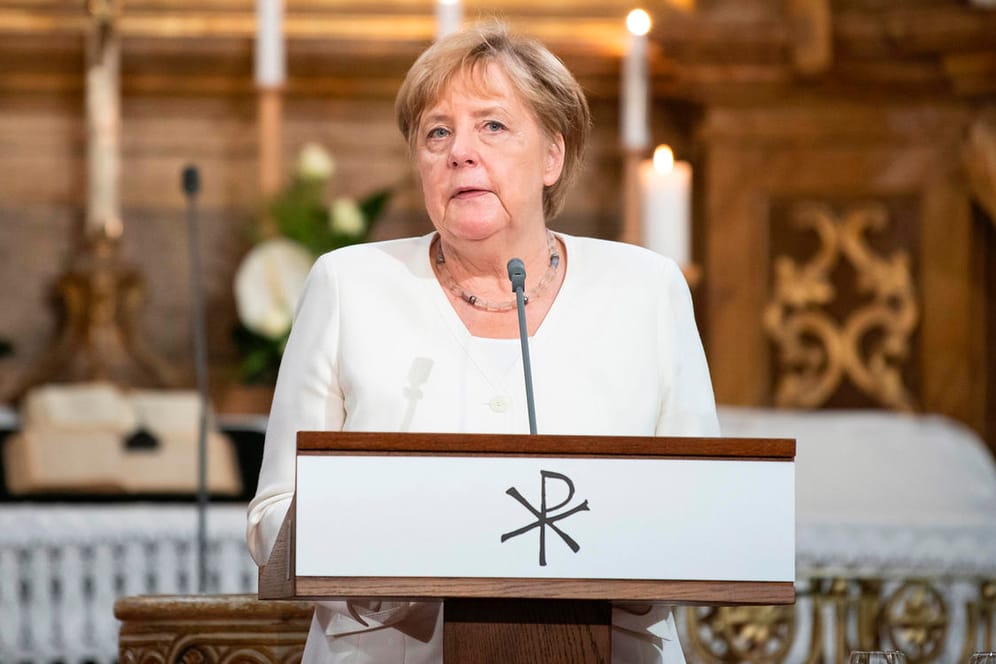 Angela Merkel hält eine Rede in der Evangelischen Kirche von Sopron: Die Bundeskanzlerin nahm an Feierlichkeiten zur ungarischen Grenzöffnung vor 30 Jahren teil.