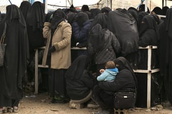 Frauen und ein Baby im Lager Al-Hol in Syrien (Symbolbild): Deutschland holt erstmals Kinder von deutschen IS-Kämpfern ins Land.