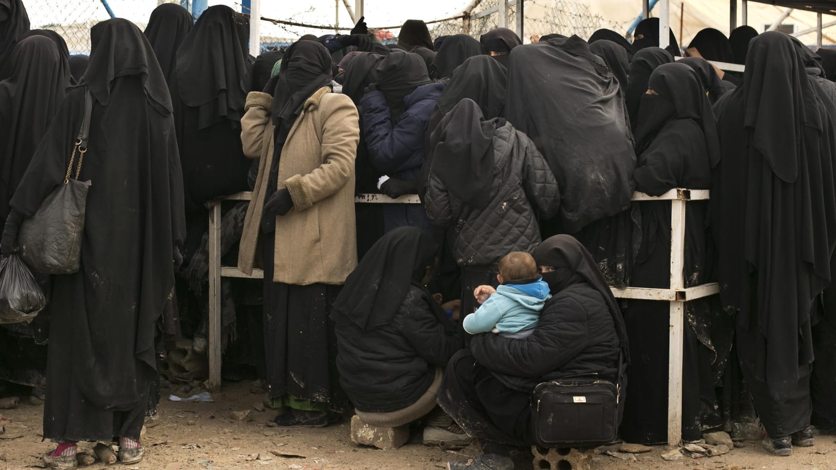 Frauen und ein Baby im Lager Al-Hol in Syrien (Symbolbild): Deutschland holt erstmals Kinder von deutschen IS-Kämpfern ins Land.