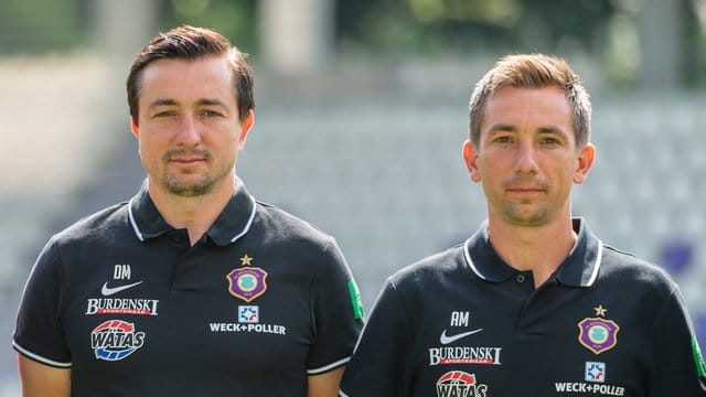 Trainer Daniel Meyer (l) und Co-Trainer Andre Meyer sind in Aue vorerst beurlaubt.