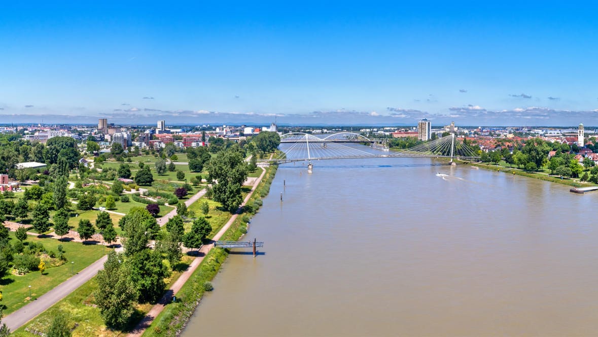 Der Rhein zwischen der französischen Stadt Straßburg und der deutschen Stadt Kehl