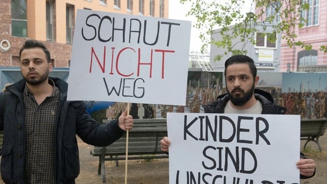Demonstranten fordern vor dem Auswärtigen Amt in Berlin die Rückführung der Kinder von IS-Kämpfern aus Syrien. Demonstranten fordern vor dem Auswärtigen Amt in Berlin die Rückführung der Kinder von IS-Kämpfern aus Syrien.