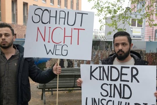 Demonstranten fordern vor dem Auswärtigen Amt in Berlin die Rückführung der Kinder von IS-Kämpfern aus Syrien.