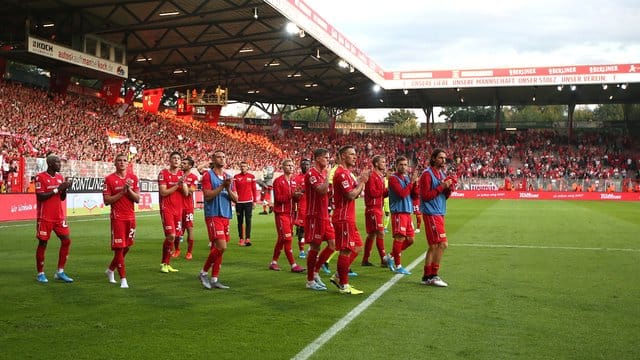 Die Spieler von Union Berlin bedanken sich nach der 0:4-Pleite gegen Leipzig bei den Fans. Die Spieler von Union Berlin bedanken sich nach der 0:4-Pleite gegen Leipzig bei den Fans.