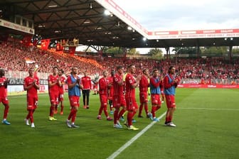 Die Spieler von Union Berlin bedanken sich nach der 0:4-Pleite gegen Leipzig bei den Fans.