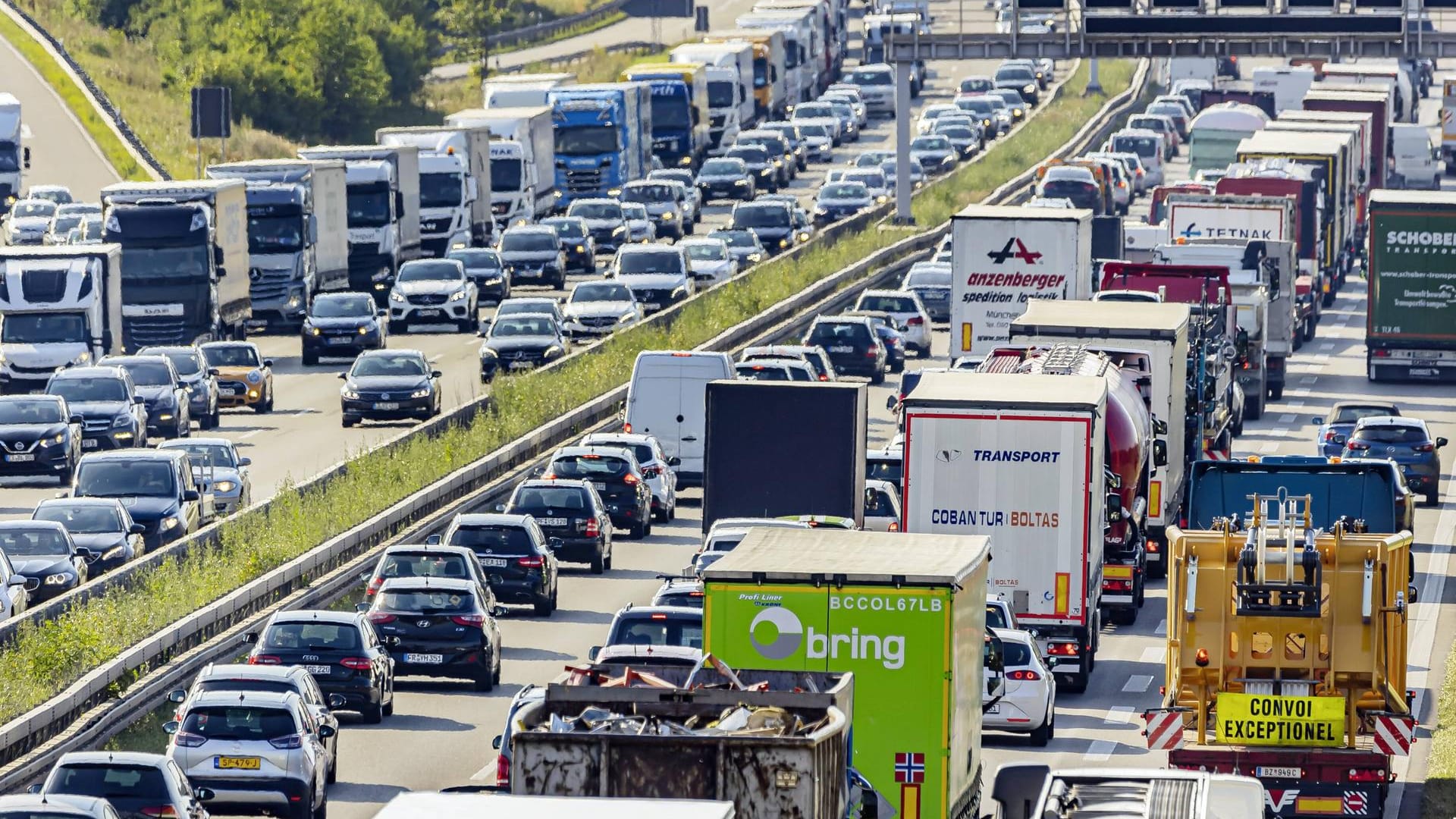 Stau: Am Wochenende startet auch die letzte große Sommerreisewelle in die südlichen Feriengebiete – denn in Baden-Württemberg und Bayern dauern die Schulferien noch an.