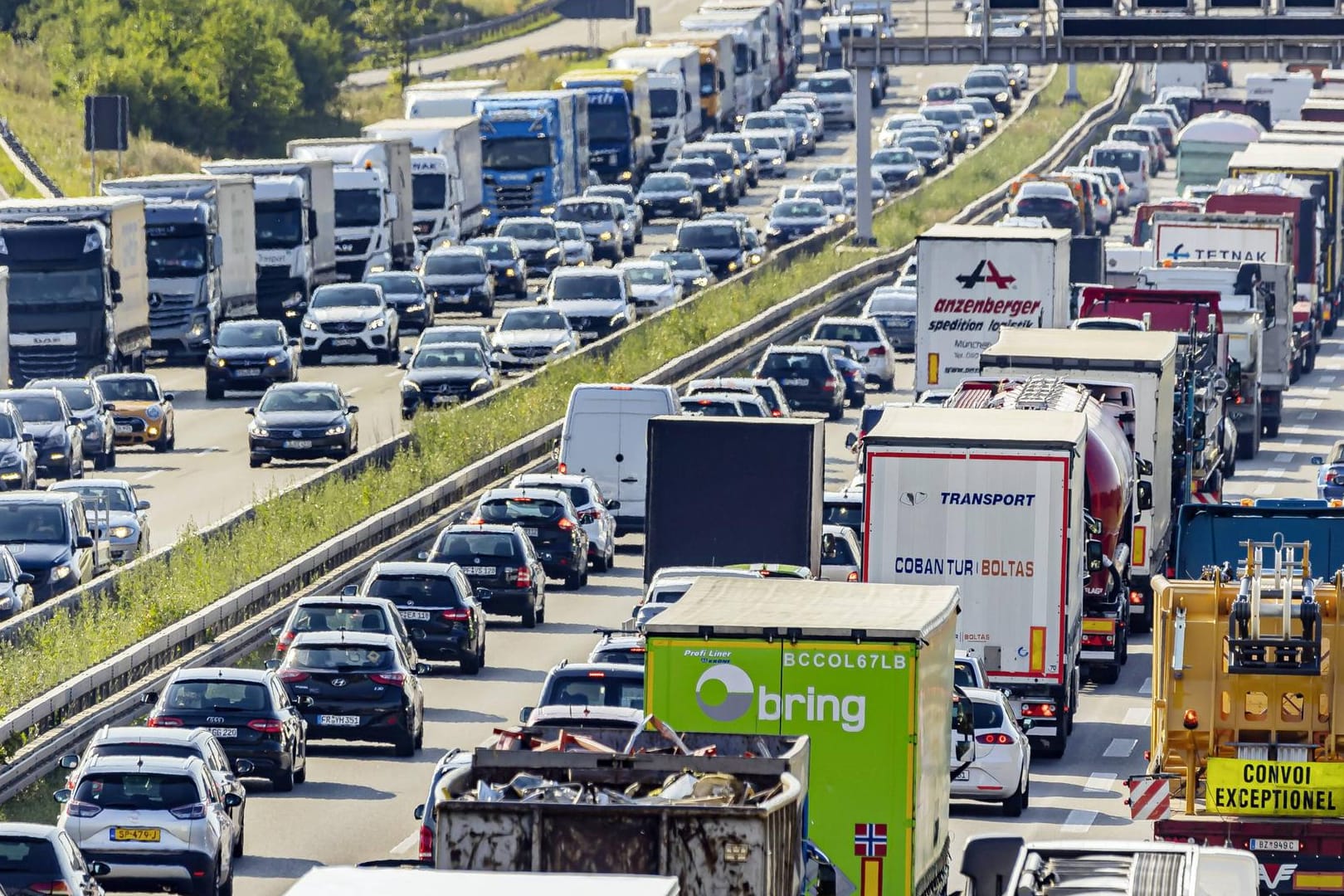 Stau: Am Wochenende startet auch die letzte große Sommerreisewelle in die südlichen Feriengebiete – denn in Baden-Württemberg und Bayern dauern die Schulferien noch an.