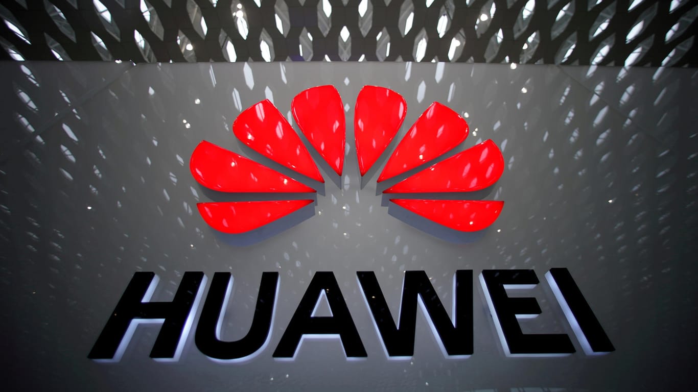 Das Bild zeigt das Huawei-Logo: Das US-Handelsministerium verlängert die Übergangsfrist für US-Firmen angesichts der drohenden Sanktionen gegenüber chinesischen Firmen wie Huawei.