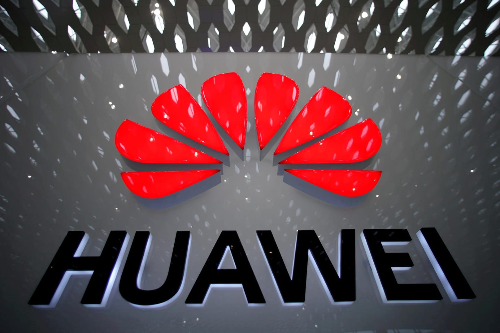 Das Bild zeigt das Huawei-Logo: Das US-Handelsministerium verlängert die Übergangsfrist für US-Firmen angesichts der drohenden Sanktionen gegenüber chinesischen Firmen wie Huawei.