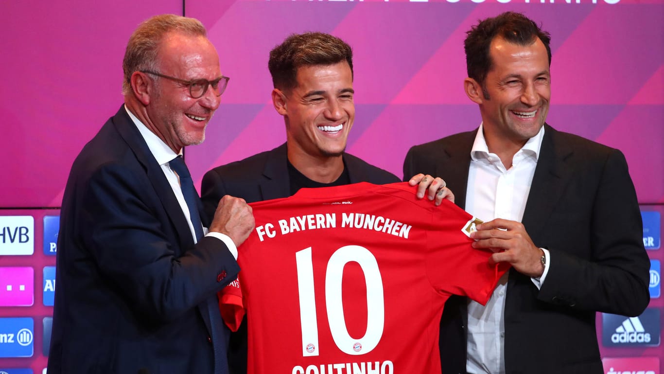 Gut gelaunt: Philippe Coutinho (m.) und die Bayern-Bosse.