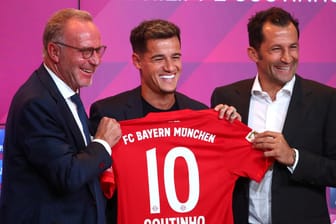 Gut gelaunt: Philippe Coutinho (m.) und die Bayern-Bosse.