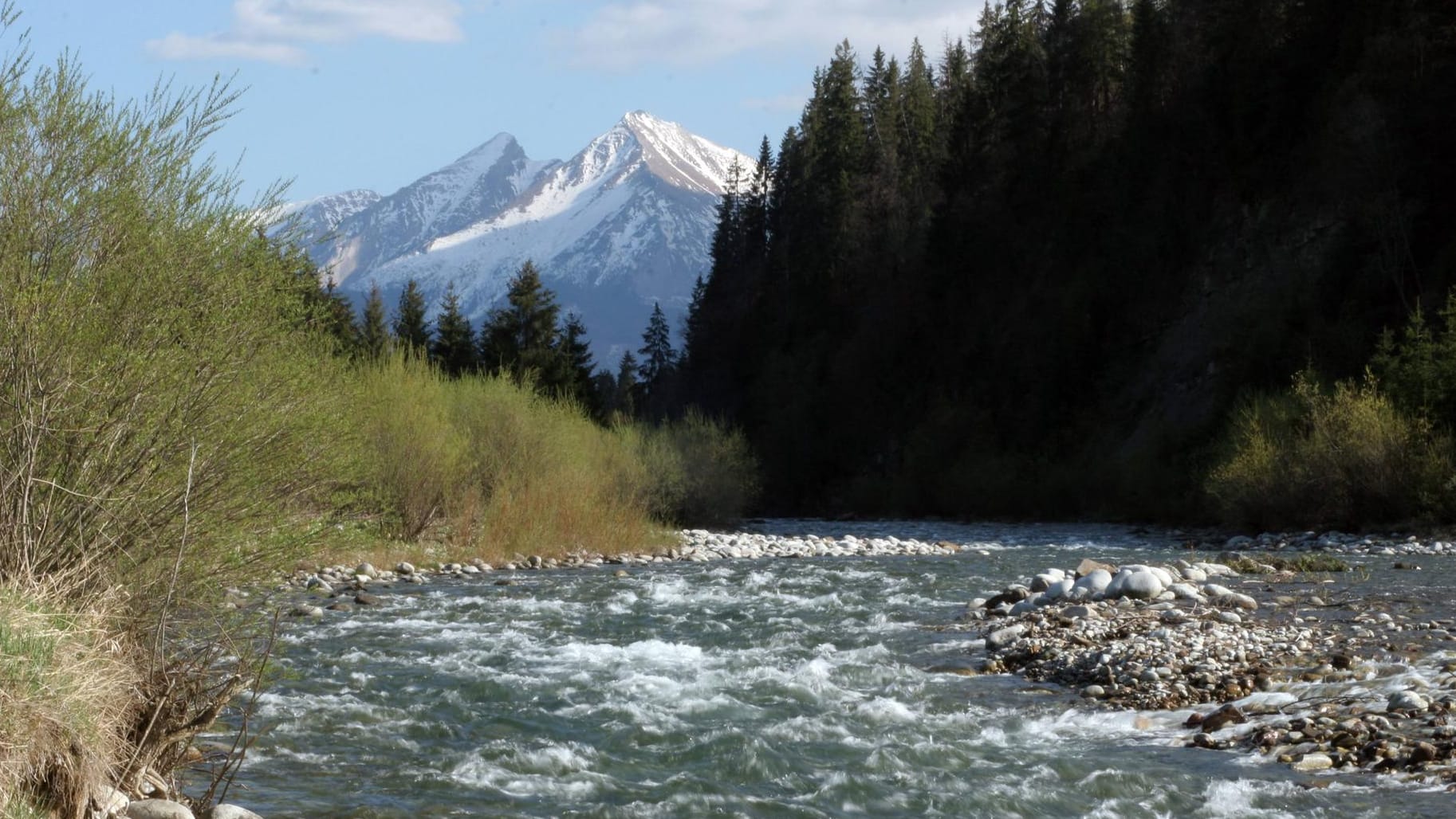 Ein Bach im Tatra-Gebirge in Polen: Der Weg aus einer Höhle wurde zwei Forschern vermutlich durch Wasser abgeschnitten – sie sitzen fest.