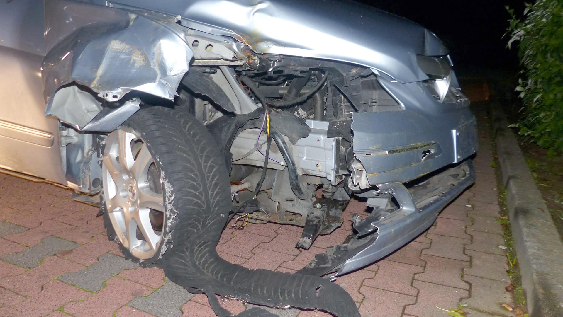 Das stark zerstörte Auto: Nach dem Unfall fuhr der Fahrer noch weitere 14 Kilometer mit dem beschädigten Fahrzeug. Das stark zerstörte Auto: Nach dem Unfall fuhr der Fahrer noch weitere 14 Kilometer mit dem beschädigten Fahrzeug.