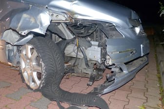 Das stark zerstörte Auto: Nach dem Unfall fuhr der Fahrer noch weitere 14 Kilometer mit dem beschädigten Fahrzeug.