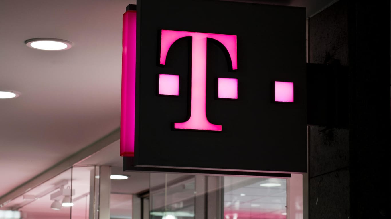 Das Bild zeigt das Logo der Telekom vor einer Filiale: Ein ZDF-Bericht warnt vor den Folgen der ISDN-Abschaltung.