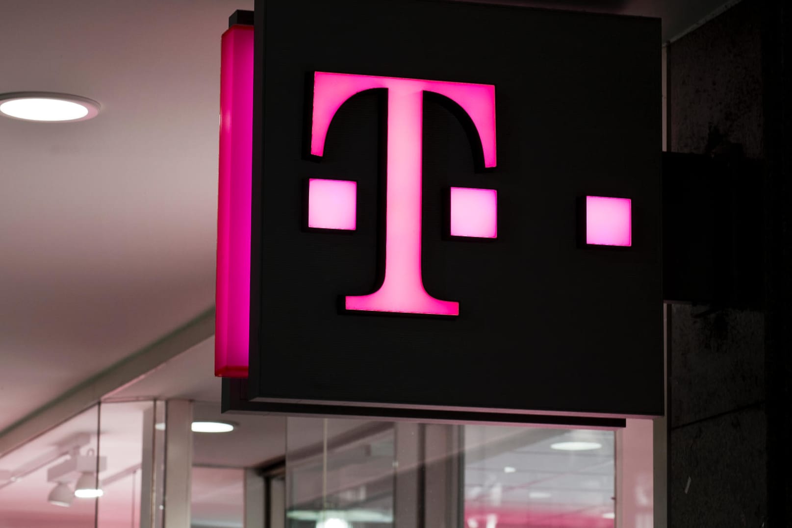 Das Bild zeigt das Logo der Telekom vor einer Filiale: Ein ZDF-Bericht warnt vor den Folgen der ISDN-Abschaltung.