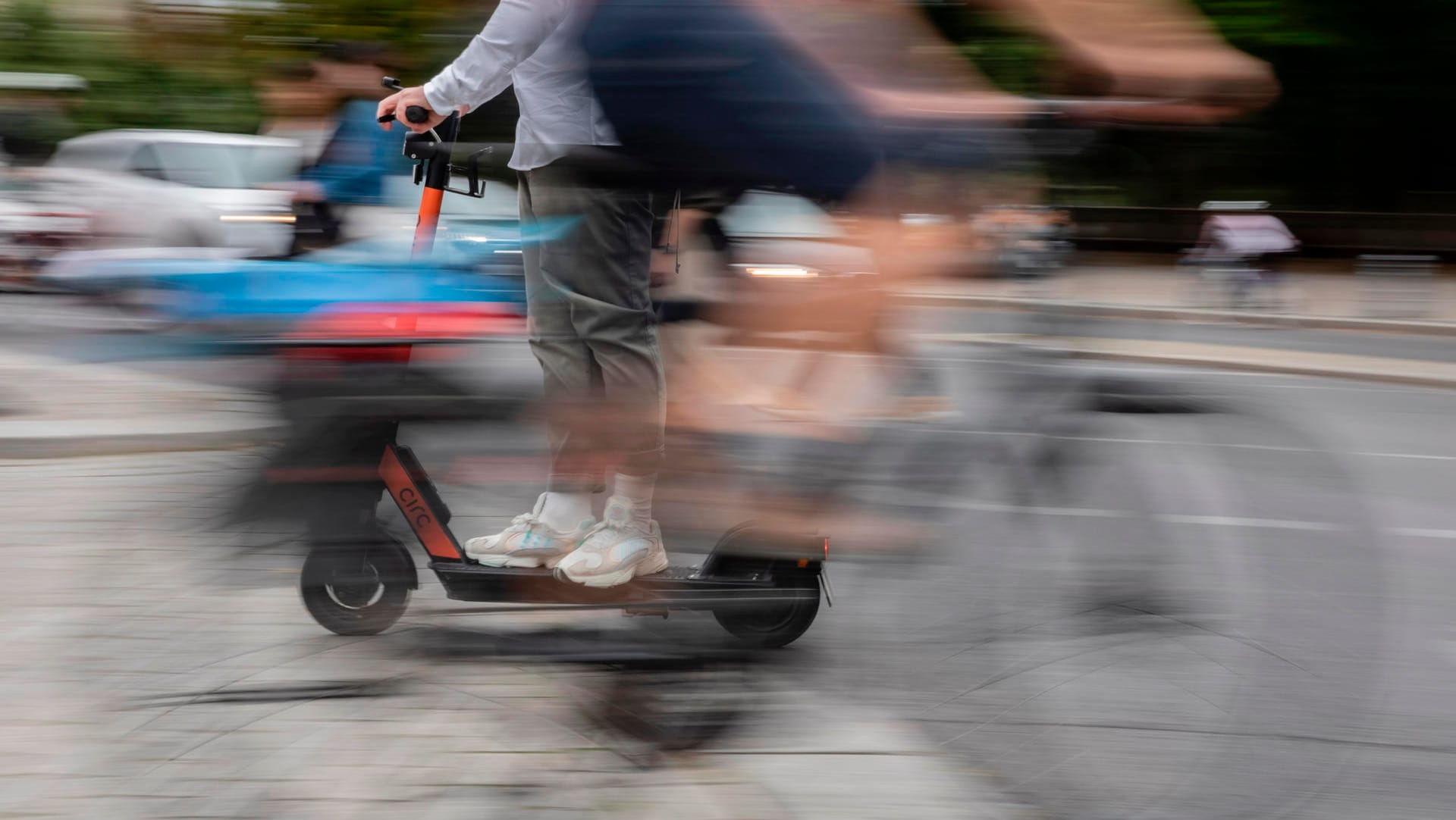 Verkehr in Berlin-Mitte: Dort hat sich in der Nacht zu Montag ein betrunkener E-Scooter-Fahrer schwer verletzt. (Symbolfoto)