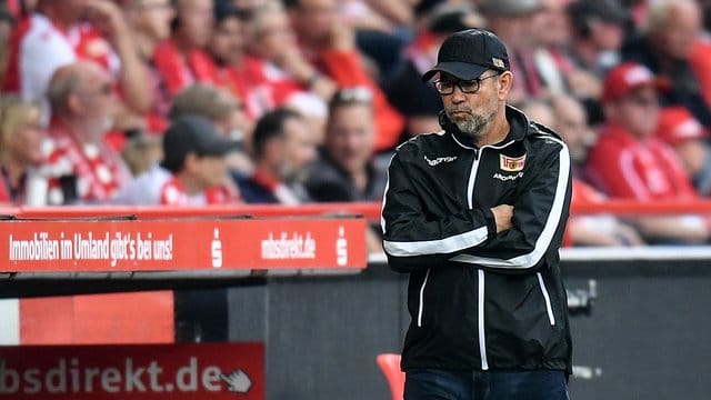 Urs Fischer musste zum Bundesliga-Auftakt eine bittere 0:4-Heimniederlage hinnehmen. Urs Fischer musste zum Bundesliga-Auftakt eine bittere 0:4-Heimniederlage hinnehmen.
