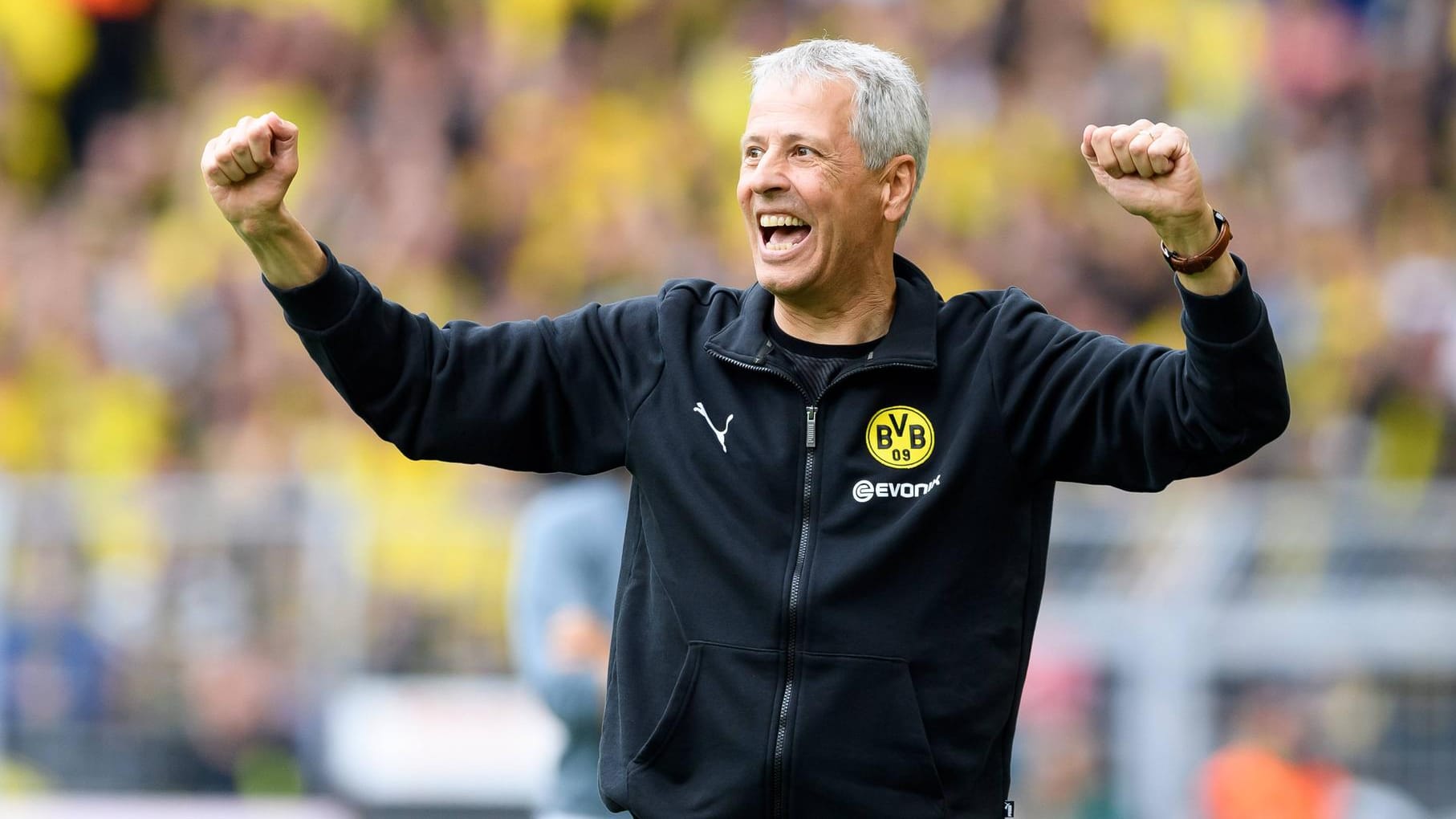 Trainer Lucien Favre jubelt über ein BVB-Tor gegen Augsburg: Der Schweizer beeindruckte schon früh in seiner Karriere mit außergewöhnlichen Fähigkeiten.