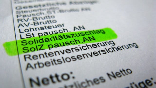 Seit fast 30 Jahren: Solidaritätszuschlag auf einer Gehaltsabrechnung.