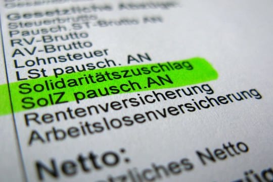 Seit fast 30 Jahren: Solidaritätszuschlag auf einer Gehaltsabrechnung.